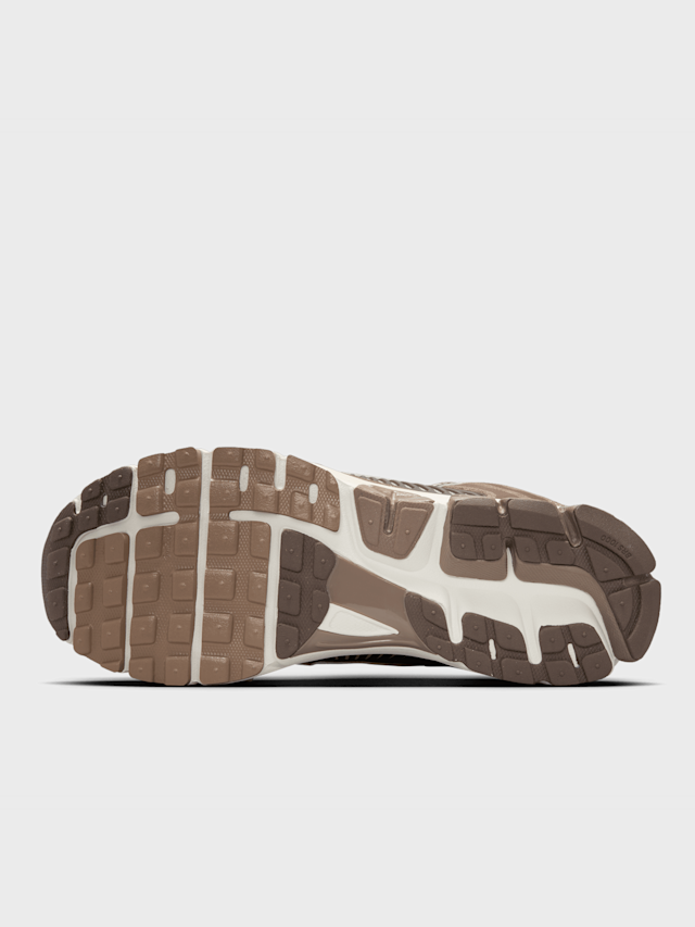 Nike, Zoom Vomero 5, brown, Image 3 of 9