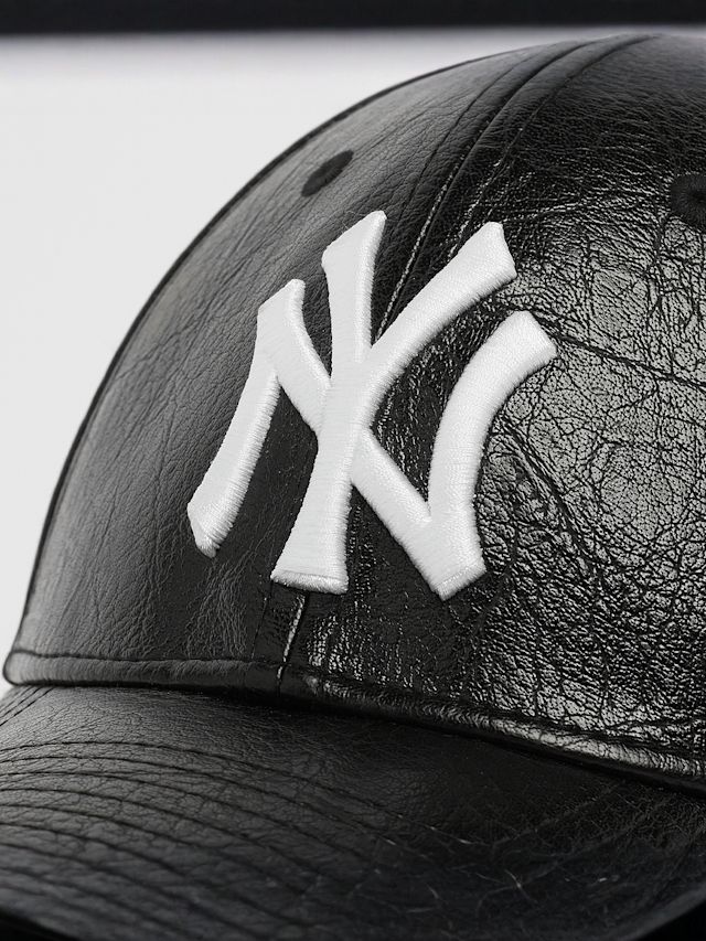 New Era, Female 9FORTY Crinkled PU New York Yankees, black, Image 3 of 4