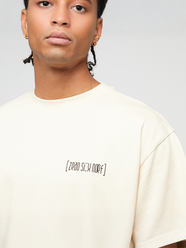 zəяo si:x nœf, Primary Logo Community Tee, beż, Obraz 3 z 5