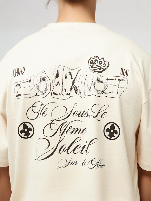 zəяo si:x nœf, Primary Logo Community Tee, beż, Obraz 4 z 5