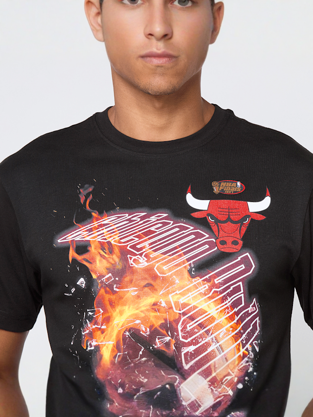 Mitchell & Ness, NBA Chicago Bulls HWC Blaze Graphic Tee, black, Image 3 of 5