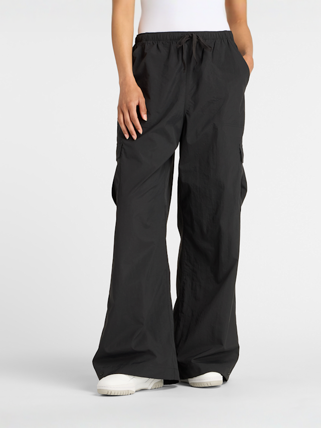 New Balance, Woven Cargo Pant black, black, Image 1 of 7