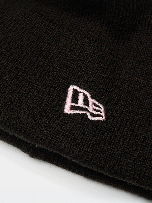 New Era, Female Essential Cuff Beanie New York Yankees, black, Image 3 of 3