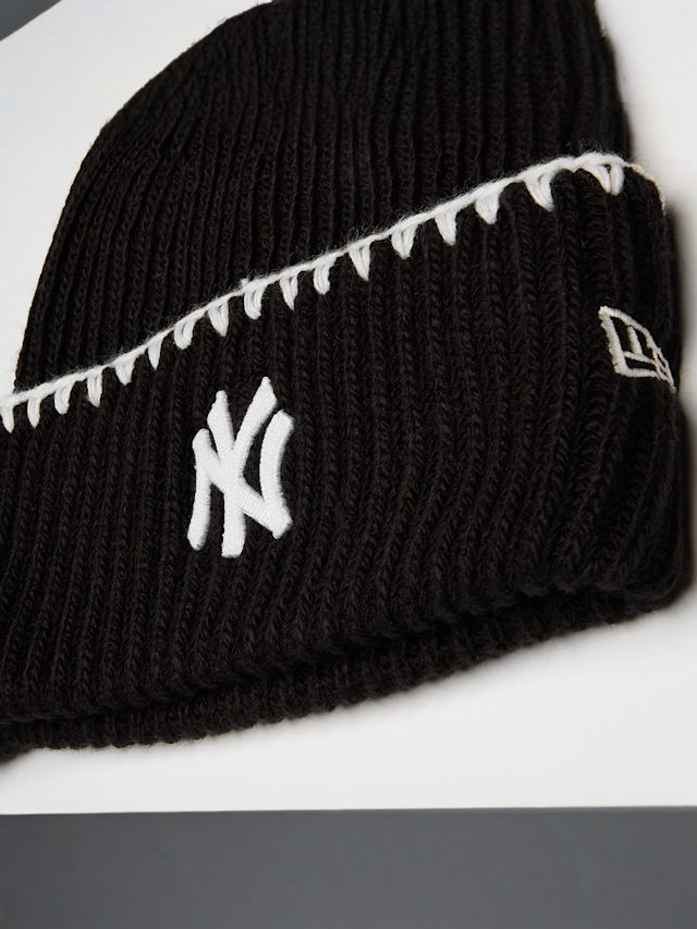 New Era, Female Chunky Topstitch Beanie New York Yankees, black, Image 3 of 3