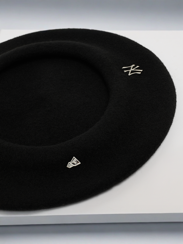 New Era, Female MLB New York Yankees Pin Beret, black, Image 3 of 3