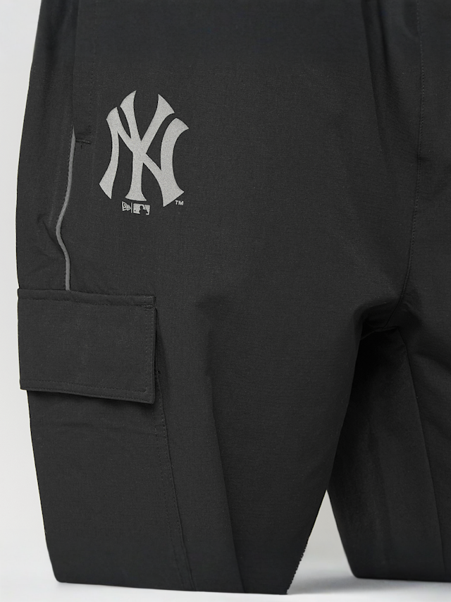 New Era, MLB Utility Cargo Pants New York Yankees, black, Image 3 of 7