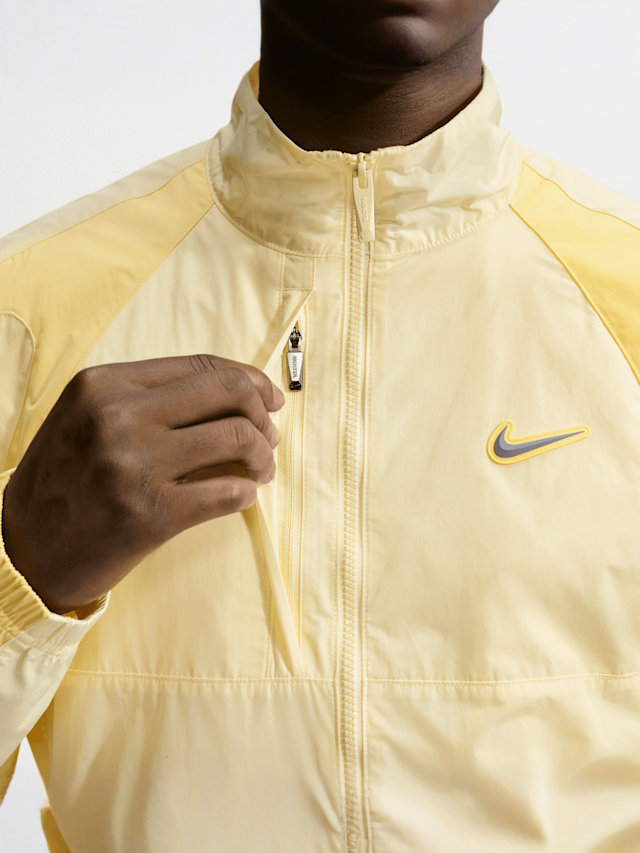 Nike Nocta, M NRG NOCTA CS TRK JKT WVN1 cargo khaki/khaki/smoke grey, yellow, Image 4 of 7