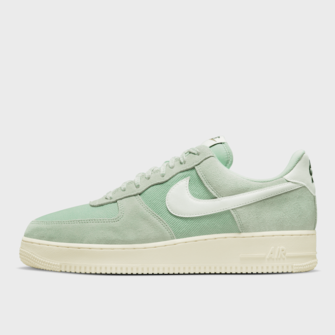 Nike Air Force 1 07 LV8 grün 16717 1
