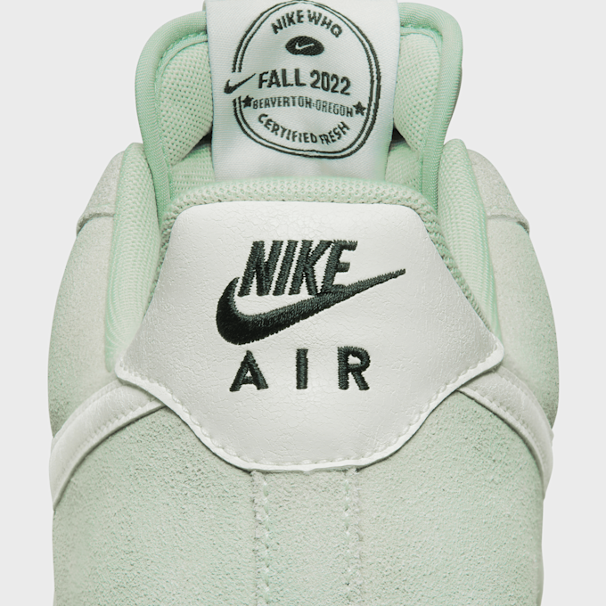 Nike Air Force 1 07 LV8 grün 16717 9