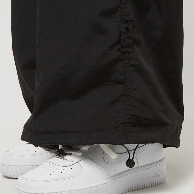 Urban Classics Ladies Wide Crinkle Nylon Cargo Pants preto 26383 7