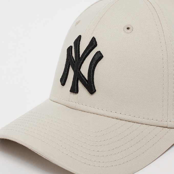 New Era 39Thirty League Essential MLB New York Yankees beige 26615 4