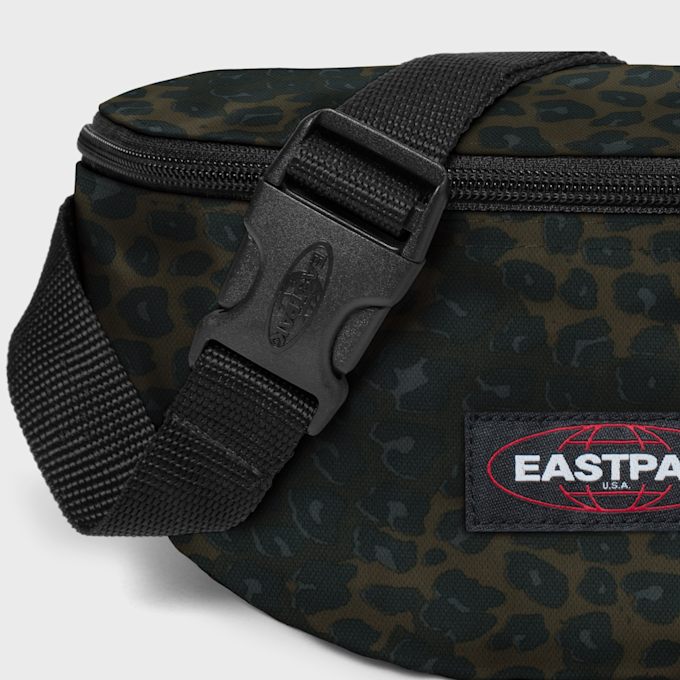 Eastpak Springer Funky Leopard schwarz 26675 4