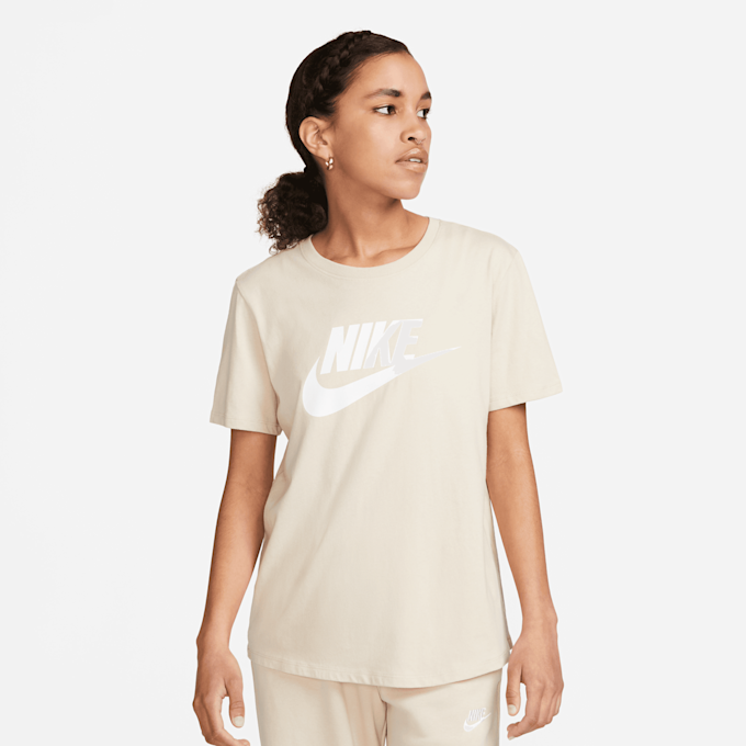 Nike Sportswear Essentials Logo T-Shirt rot 27187 1