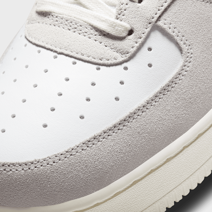 Nike Air Force 1 LV8 blanc 27774 7