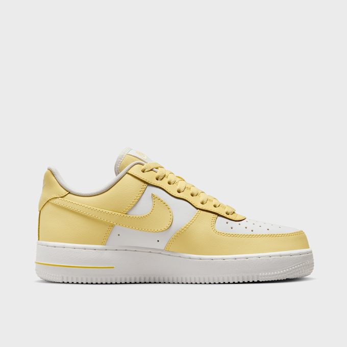 Nike WMNS Air Force 1 '07 gelb 28415 2