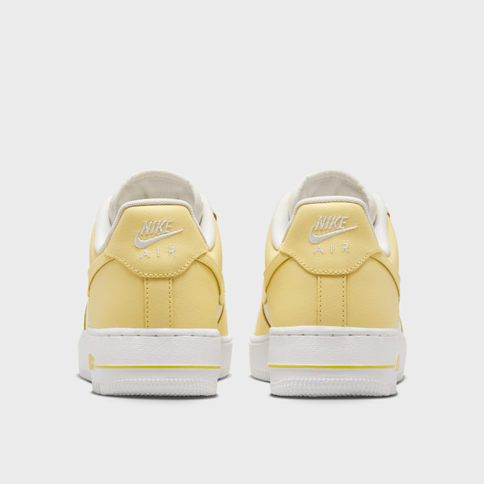 Nike WMNS Air Force 1 '07 gelb 28415 5
