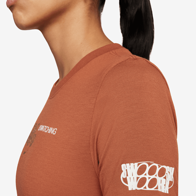Nike Sportswear Short Sleeve Dance marrón 30945 3