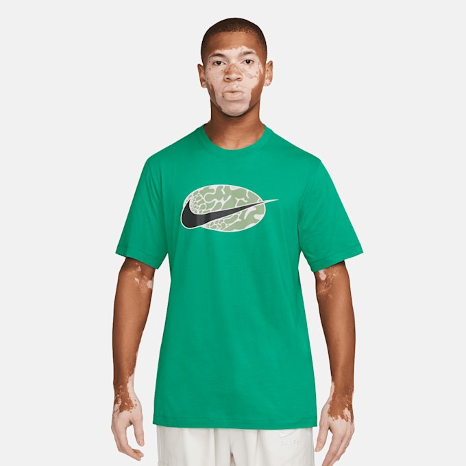 Nike Sportswear Tee 12MO Swoosh SP24 vert 31196 1