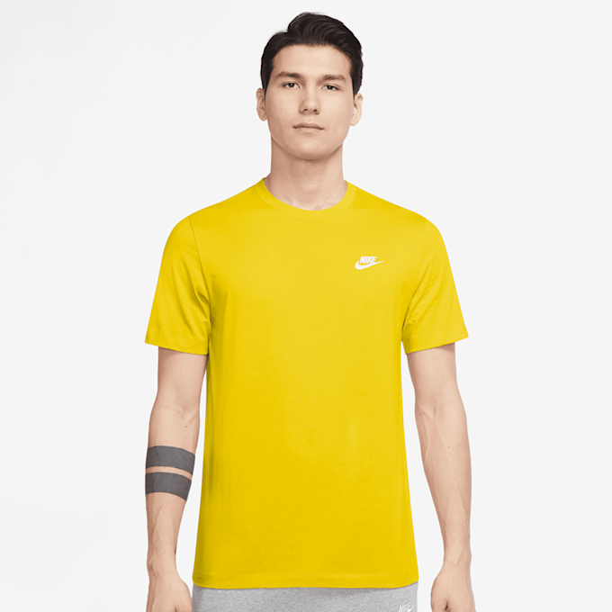 Nike   Sportswear Club Tee jaune 31335 1