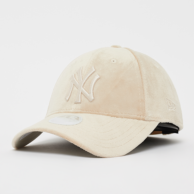 New Era 9Forty Female Velour in MLB New York Yankees beige 32098 1