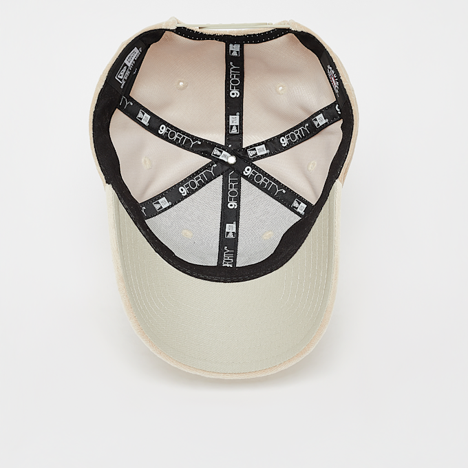 New Era 9Forty Female Velour in MLB New York Yankees beige 32098 3