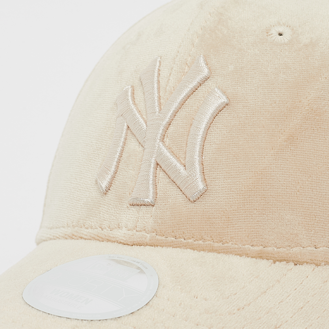 New Era 9Forty Female Velour in MLB New York Yankees beige 32098 4