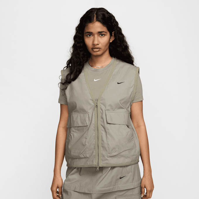 Nike   Sportswear Essential Woven Loose Cargo Vest grijs 29471 1
