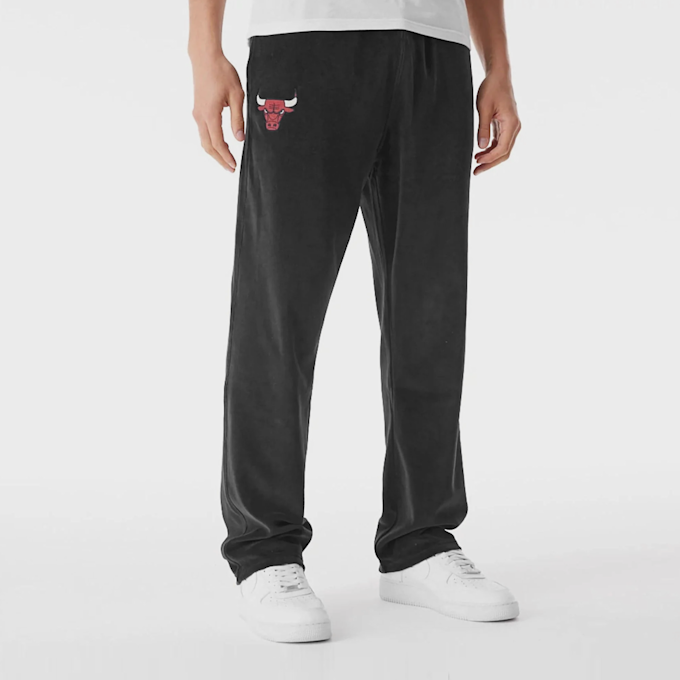 New Era Chicago Bulls NBA Lifestyle Velours Trackpants schwarz 44371 1