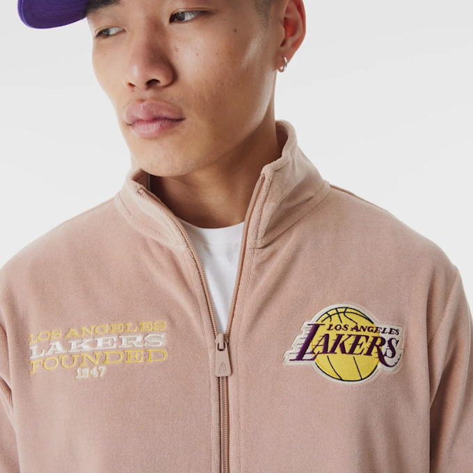 New Era LA Lakers NBA Lifestyle Velours Trackjacket bež 47021 3