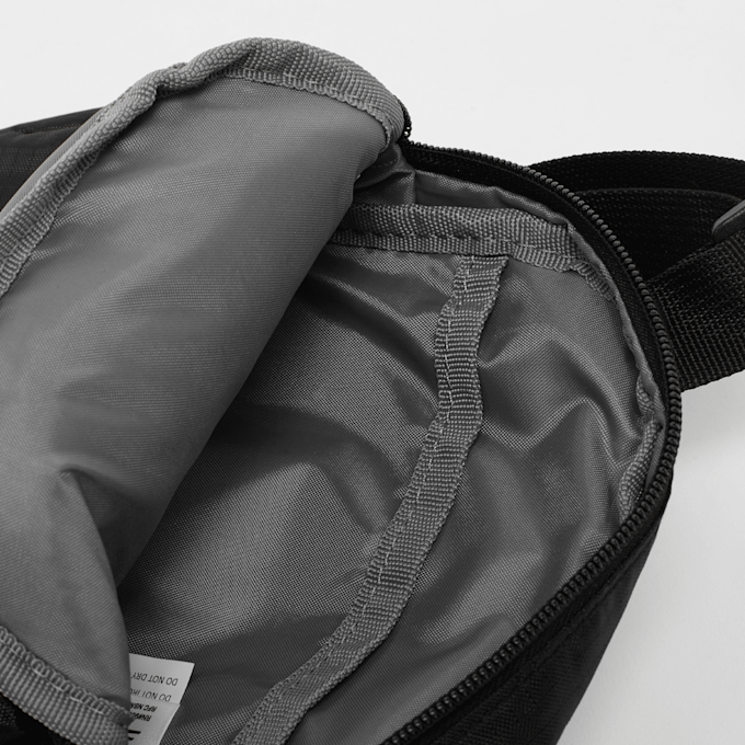 New Balance Essential Sling Bag schwarz 42033 5