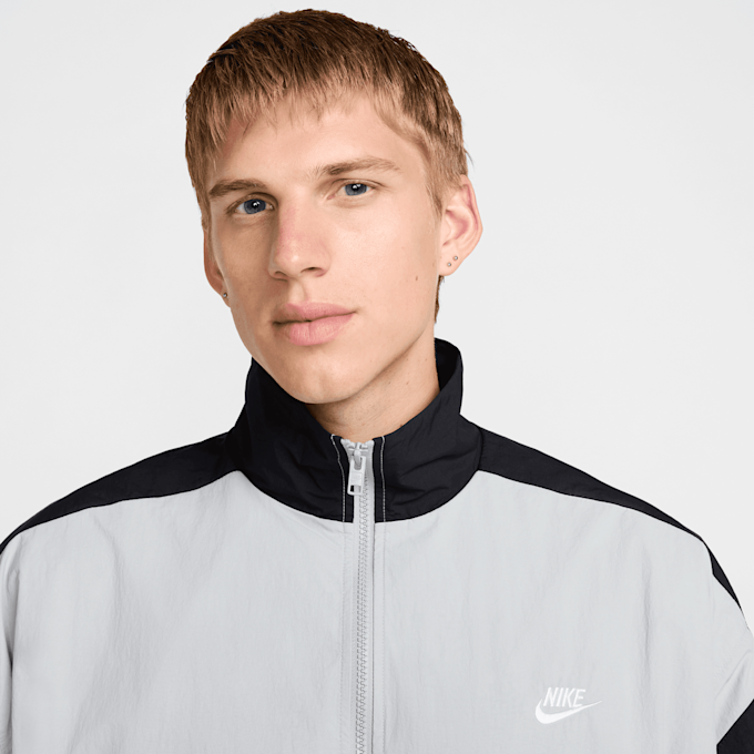 Nike Club Woven Oversized Track Jacket gris 42678 3