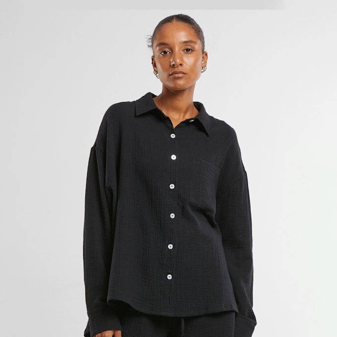 Urban Classics Ladies Oversized Musselin Blouse zwart 47627 1