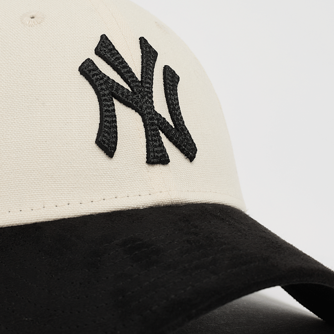 New Era FEMALE 9FORTY Faux Suede MLB New York Yankees bege 92968 3