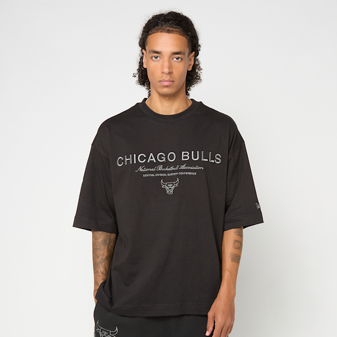 New Era NBA Linear Graphic Box Tee Chicago Bulls zwart 93059 1