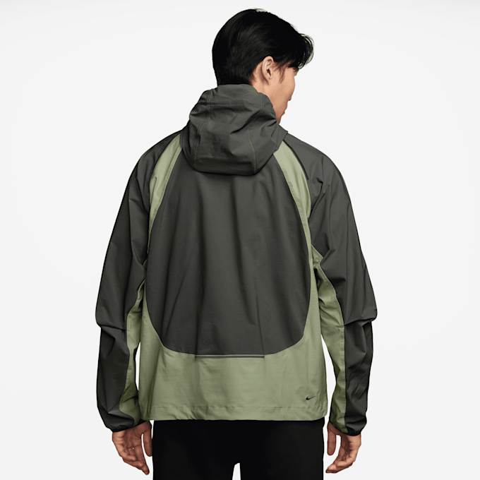 Nike Tech Dri-FIT Woven Color-Block Windrunner Loose Jacket grün 96209 2