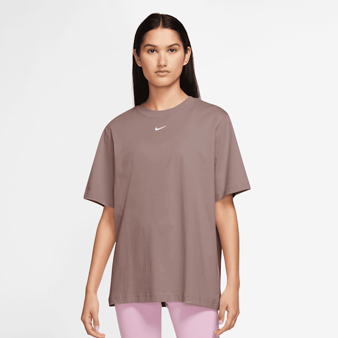 Nike   Sportswear Eseentials Low Brand Read T-Shirt bruin 25534 1
