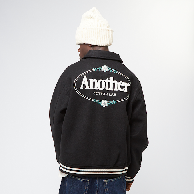 Compra Another Cotton Lab CHEST LOGO COLLEGE JACKE black preto | SNIPES