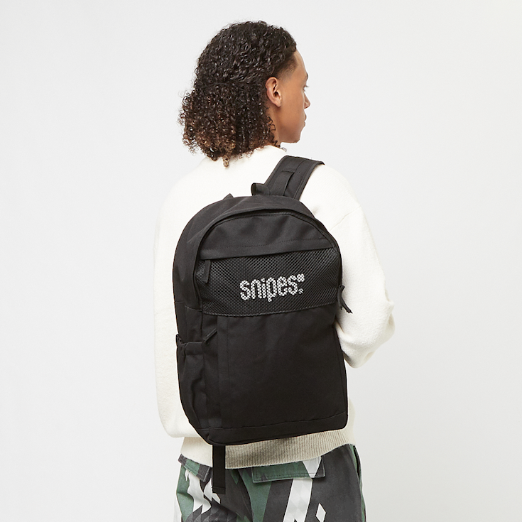 Backpack with mesh pocket clearance