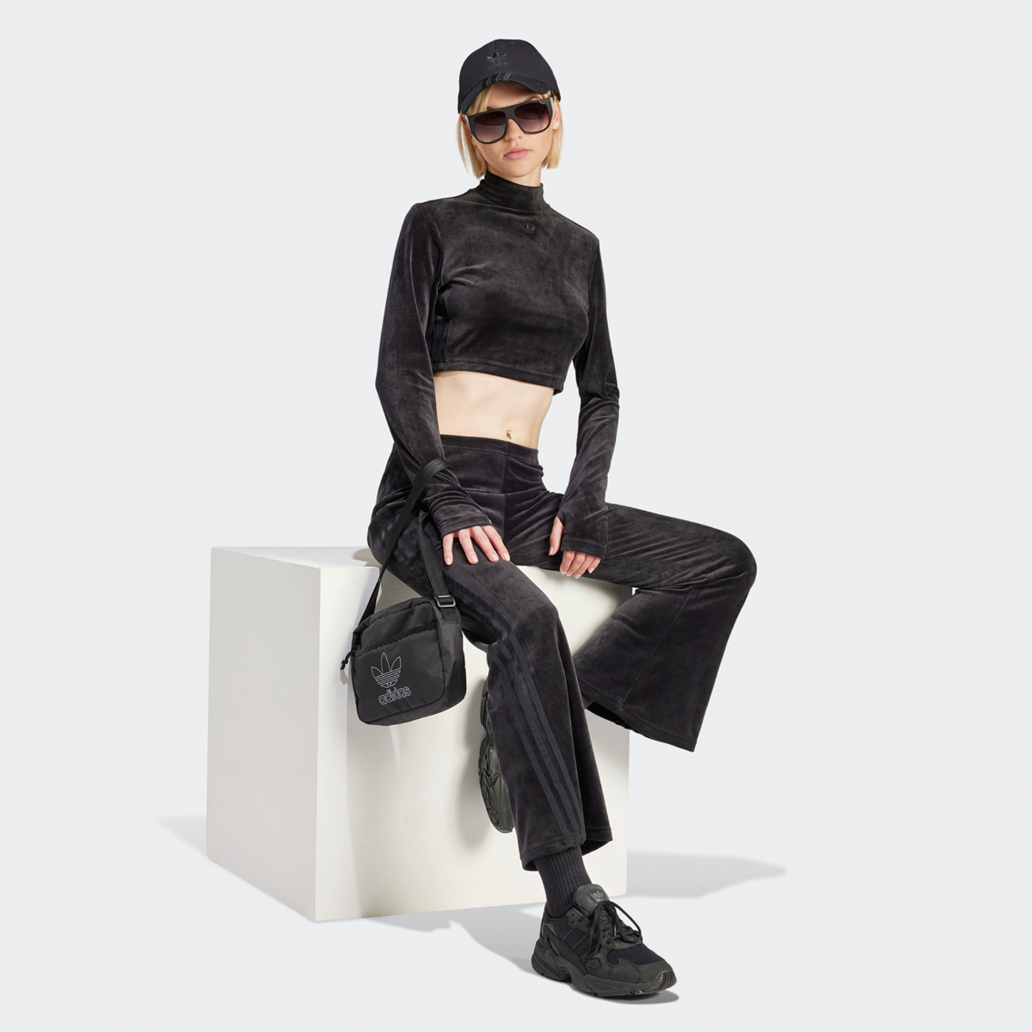 Acheter adidas Originals Velour Longsleeve noir SNIPES