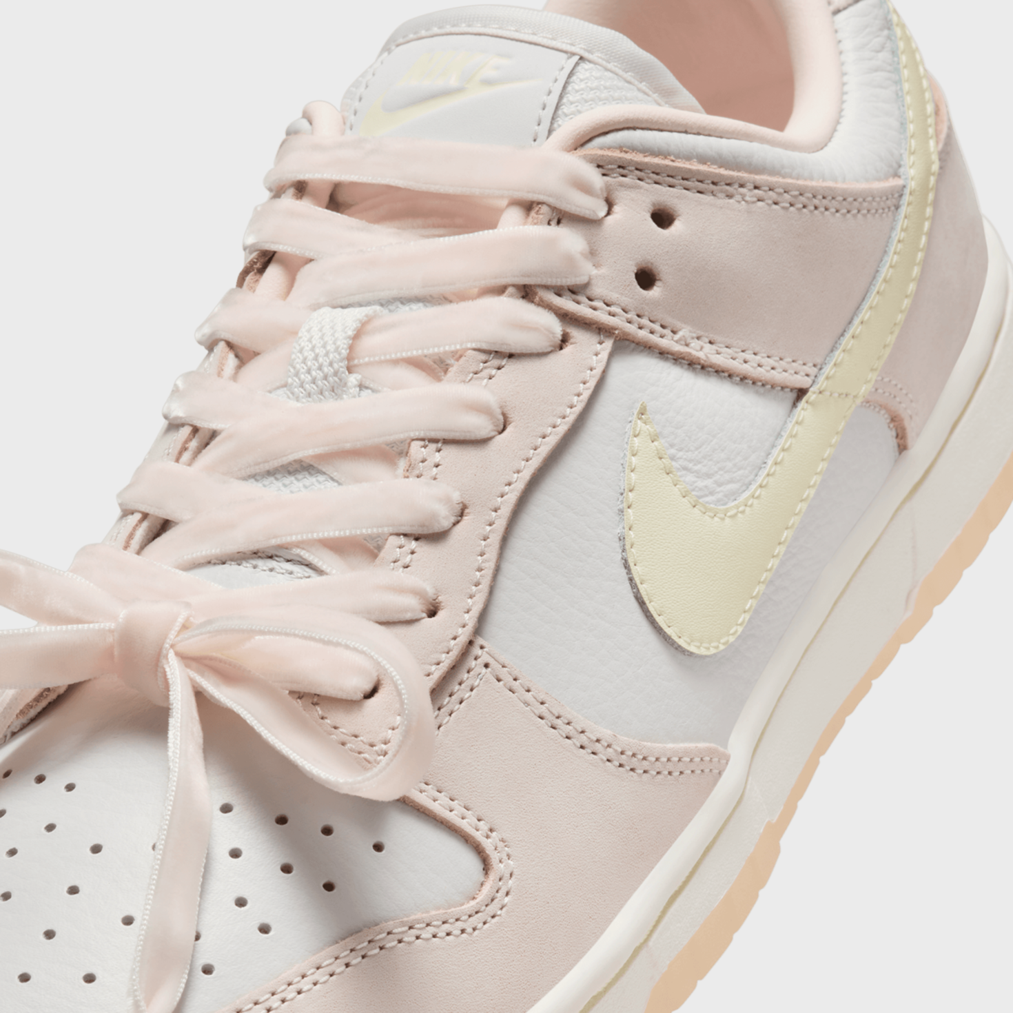 Shop Nike WMNS Dunk Low Premium lichtroze SNIPES