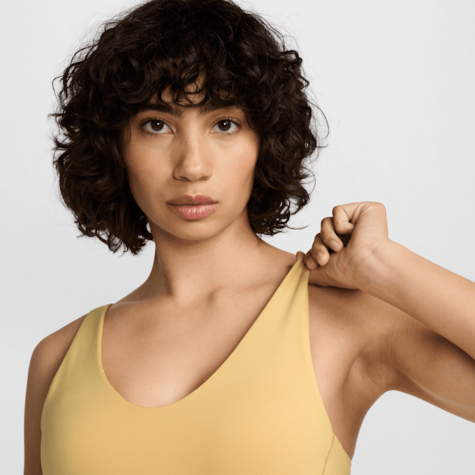 Compra Nike Pro Indy Plunge Bra Sportswear amarillo SNIPES