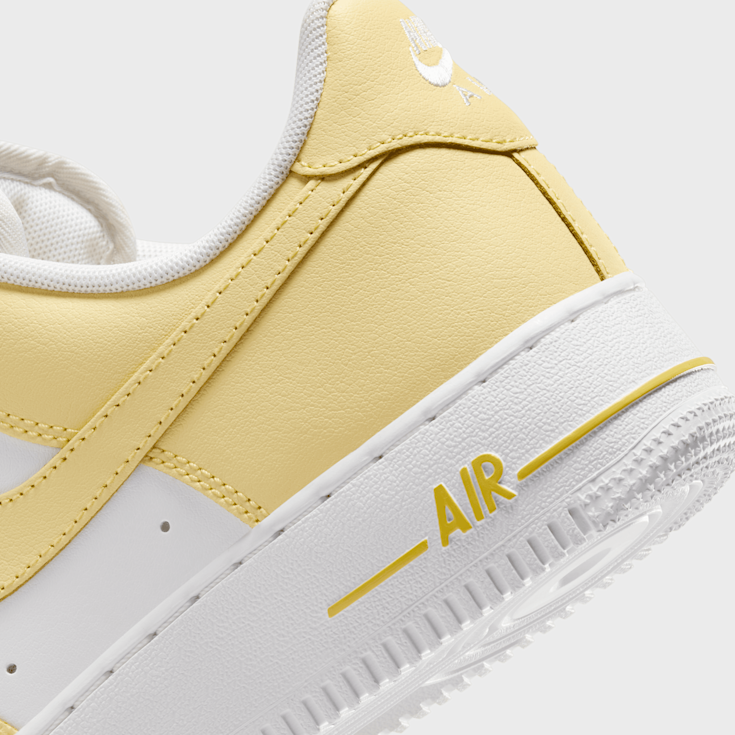 Nike air force 1 07 geel hotsell