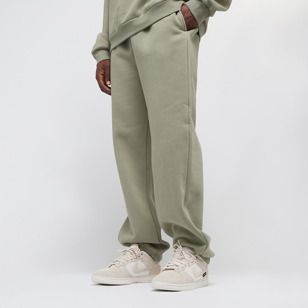 Compra Urban Classics Fluffy Sweatpants paleolive verde SNIPES