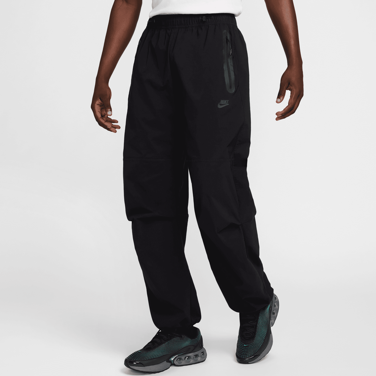 Nike Tech Woven Pants czarny (HM7158-010)