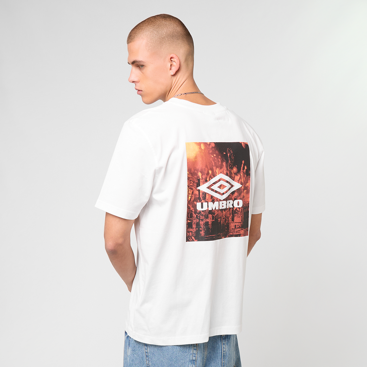 【UMBRO】 SCR X UMBRO Graphic Long Sleeve White Umbro Industry Graphic Tee biały (66765U-13V)