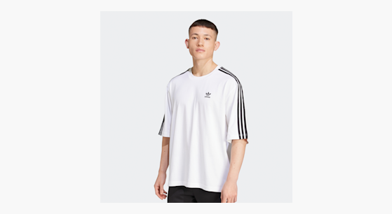 Acquista adidas Originals Adicolor Oversized T Shirt wit SNIPES