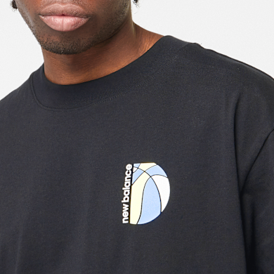 New Balance Hoops Mosaic Court Graphic T-Shirt schwarz | MT51609