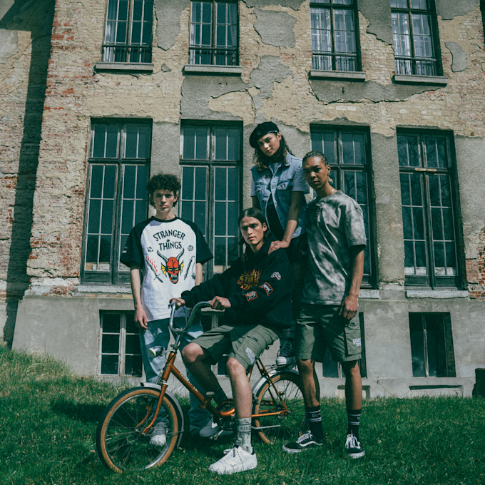 Karl Kani x Stranger Things Woven Signature Block Boxy Print Tee blanc 12915 6