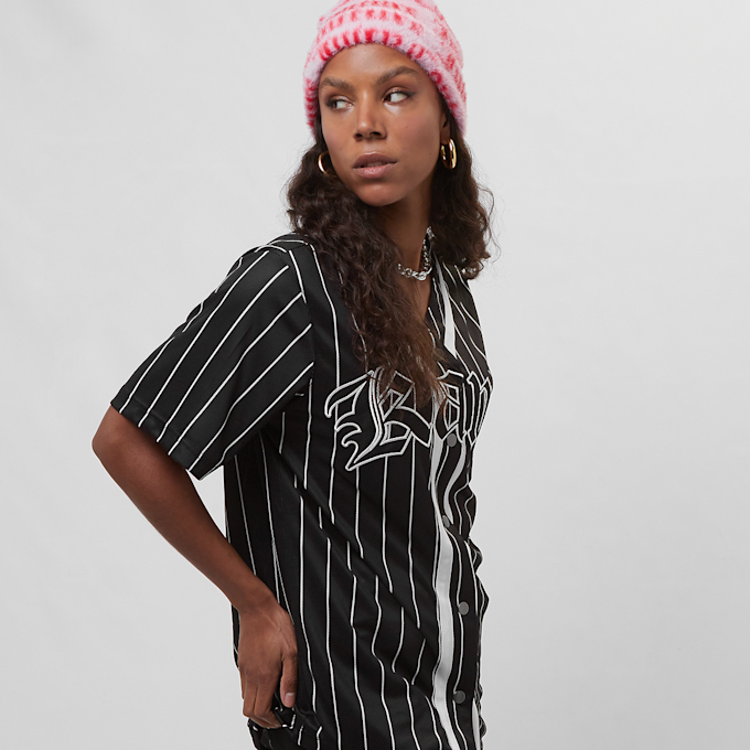 Karl Kani Woven Signature Old English Baseball Shirt preto 19213 1