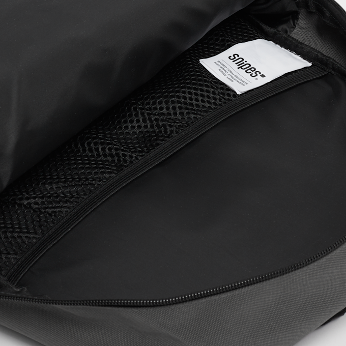 SNIPES Rubber Badge Basic Logo Multipocket Backpack noir 26690 4